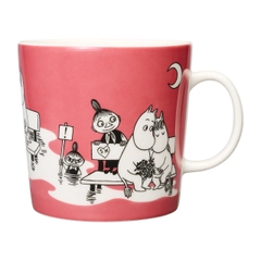 Mug 0,4L rose - On the 0.4-litre Rose mug, Moomintroll and Snorkmaiden once again find out that their hearts are ... The illustration adapted from Tove Jansson's 1956 comic strip "Moomin falls in Love" ...