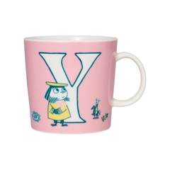 Mug 0,4L ABC Y - On the Y mug, Nibling has found Snorkmaiden’s love letters. Snorkmaiden is afraid that this blabbermouth will spill her secret to Moomintroll who’s already suspicious.