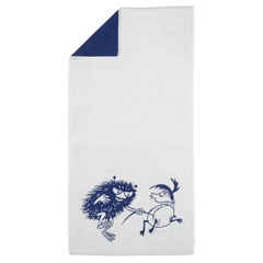 Badhandduk 70x140cm, Stinky offwhite - Vira in dig i Mumins mysiga badlakan, men håll ett öga på en viss buse: Stinky är en mästare på ... Trots alla hyss vill Muminfamiljen vara på god fot med Mumindalens mest kända skurk.