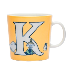 Mug 0,4L ABC K - <p>On the K mug, Mymble and her children are visiting the Moomin family, and the kids’ naughty behaviour ... In the evening, Little My sneaks into Moominpappa’s bed and bites his toe.