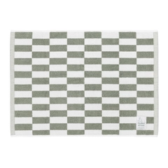Badematte 50x70cm Ruter grønn - Nyt den myke og koselige Mummi-badematten under føttene. De harmoniske tonene i salviegrønt og hvitt utfyller det trendy rutemønsteret. ... Produktene er GOTS-sertifisert.