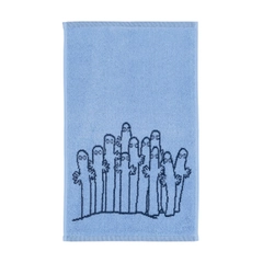 Käsipyyhe 30x50cm Hattivatti - Nauti muumikäsipyyhkeen pehmeydestä, mutta pidä silmällä Muumilaakson salaperäisiä vaeltajia. Hattivatit liikkuvat suurina laumoina ja ovat mieltyneet ukonilmaan ja salamoihin – ...