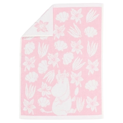 Håndkle 50x70cm Skjell rosa - Snorkfrøken er omgitt av skjell, de skattene hun setter størst pris på fra havet. Skjellene og blomstene framhever Mummitrollenes sterk tilknytning til omgivelsene sine, og den nydelige ...