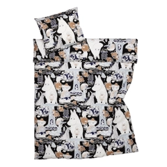 Pussilakana 150x210cm Sarjakuva musta - Nuku makeasti seikkailuntäyteisissä muumilakanoissa. Pehmoisen pussilakanasetin kuosi pohjautuu Tove Janssonin sarjakuvakertomuksiin. ... Materiaali on 100 % puuvillaa.