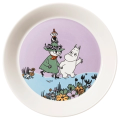 Plate 19cm Friends Forever 80 - The Friends Forever ceramics capture the unconventional friendship of Snufkin, Moomintroll, and Little ... Snufkin is a wise philosopher, Moomintroll a kind and caring friend, and Little My a ...