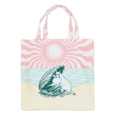 Beach bag Beach Day - This vibrant beach bag is the perfect companion for a day out by the water. Grab your Moomin beach bag and head to the shore!