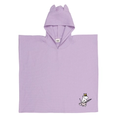 Kid's poncho purple - Feel the coziness with the Moomin poncho in soft, organic cotton. Featuring a charming Moomin illustration on the corner, it's the perfect addition to the cozy mo(o) ments.