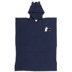 Adult poncho navy blue - Wrap yourself into the Moomin poncho in soft, organic cotton. Featuring a charming Moomin illustration on the corner, it's the perfect addition to your cozy mo(o) ments.