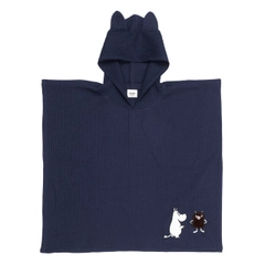 Kid's poncho navy blue - Feel the coziness with the Moomin poncho in soft, organic cotton. Featuring a charming Moomin illustration on the corner, it's the perfect addition to the cozy mo(o) ments.