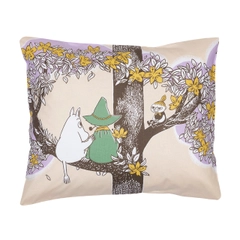 Tyynyliina 50x60cm Sydänystävät - Kauniita unia! Leikkisät kuvitukset Muumipeikosta, Nuuskamuikkusesta ja Pikku Myystä kiipeämässä puuhun tuovat ihanan kepeän lisän makuuhuoneeseen.