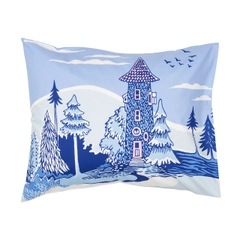 Tyynyliina 50x60cm Kotona Kotona viimein - Näe makeita unia pehmoisella muumityynyllä. Oltuaan erossa toisistaan muumiperhe on viimein yhdessä uudessa kodissaan. ... Tuote on GOTS (Global Organic Textile Standard) -sertifioitu.
