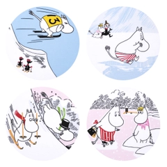 Mumin glasunderlägg set 4st Vinterbad - Herr Brisks hemlighet för att hålla sig frisk och i form är isbad. Mymlan och Snorkfröken är förtjusta i hans sportiga ådra.