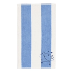 Handduk 30x50cm Mumintrollet blå rand - Upplev det mjuka myset hos en Mumin-handduk. De harmoniska blåvita tonerna kompletterar det trendigt randiga mönstret.