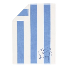 Handduk 50x70cm Mumintrollet blå rand - Svep in dig i det mjuka myset hos en Mumin-badhandduk. De harmoniska blåa tonerna kompletterar det trendigt randiga mönstret.