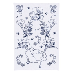 Kjøkkenhåndkle 45x65cm Haru - Skap litt mummimagi i kjøkkeneksperimentene dine med et mummikjøkkenhåndkle! Den harmoniske blå og hvite Haru-kolleksjonen er en ode til Tove Janssons liv og virke. Illustrasjonene er ...