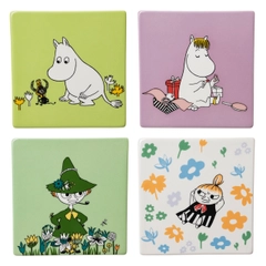 Lasinaluset 4kpl uudelleenhyödynnetty keramiikka - Tuo muumitarinat kotiisi hauskoilla lasinalusilla, joista löytyvät Moomin Arabia Klassikot -kokoelman suositut hahmokuvitukset. Valmistettu uudelleenhyödynnetystä keramiikasta.