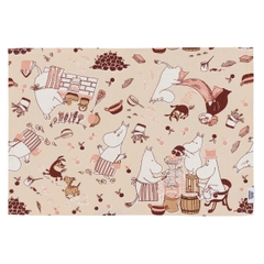 Kangastabletti Siivouspuuhissa - Tuo muumitarinoiden taika kotiisi! Siivouspuuhissa-kokoelman kuvituksissa nähdään kodinhoidon tyylinäyte muumien tapaan – tavarat ovat hujan hajan, pölypallot lentävät ja lattialla ...