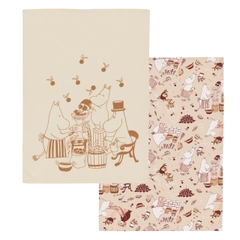 Keittiöpyyhesetti 50x70cm Siivouspuuhissa - Tuo muumitarinoiden taika keittiöösi Siivouspuuhissa-kokoelman kuvituksissa nähdään kodinhoidon tyylinäyte muumien tapaan – tavarat ovat hujan hajan, pölypallot lentävät ja ...