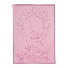 Handduk 50x70cm Förälskade - Njut av det mjuka myset hos en rosa muminhandduk med älsklingarna Mumintrollet och Snorkfröken. Produkten är certifierad av Global Organic Textile Standard (GOTS). GOTS är den ...