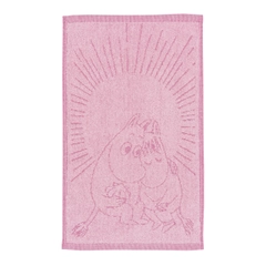 Handduk 30x50cm Förälskade rosa - Njut av det mjuka myset hos en rosa muminhandduk med de gulliga älsklingarna Mumintrollet och Snorkfröken. Produkten är certifierad av Global Organic Textile Standard (GOTS). GOTS är den ...
