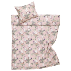 Bedset 150x210cm Rose Garden - Rose garden is one of Moominmamma’s happy places. She takes good care of her roses and enjoys their beauty. One summer, the Moomin family moves to a rugged island.