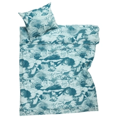 Bedset 140x200cm Sailing - Moominpappa's love for the sea and adventure is highlighted in the Sailing bed linen pattern. The strong colors of the bedlinen emphasize the maritime atmosphere and are vibrantly colorful ...