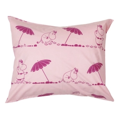 Pillowcase 50x60cm Gorgeous - Enjoy sweet with a Moomin pillowcase. In the vibrant scenery of the Riviera, Snorkmaiden has the perfect chance to dive ... The Gorgeous pattern is adorned with various shades of pink.
