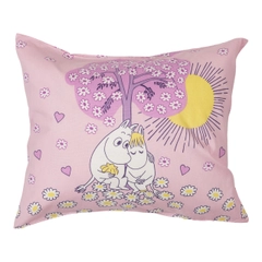 Pillowcase 50x70cm Sweethearts - Enjoy sweet dreams wrappedin Moomin bedlinen. The Sweetheart print captures the fun and endearing relationship between the playmates and sweethearts Moomintroll and Snorkmaiden.