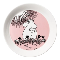 Plate 19cm Love 30 - The Love 30 plate features Snorkmaiden and Moomintroll hugging. Moomin Arabia plate 19cm, Love 30. The two like to play and spend time together, but their relationship is also romantic ...