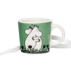 Mini mug Love green - The 12-millilitre mugs are mini-sized reproductions of the beloved Moomin mugs. The minimug features Snorkmaiden and Moomintroll hugging each other.
