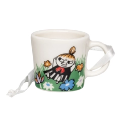 Mini mug Little My and meadow - The 12-millilitre mugs are mini-sized reproductions of the beloved Moomin mugs. The mug features the fiery Little My. Little My is brave and fearless.