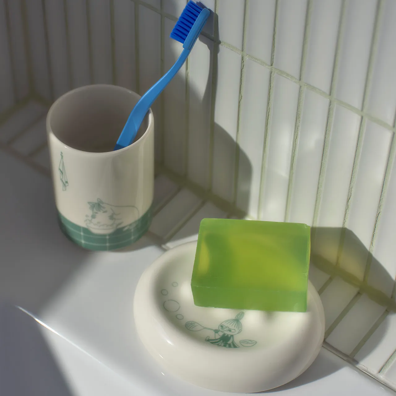 1073810_Moomin_Toothbrush_holder,_Bathtime_3.jpg
