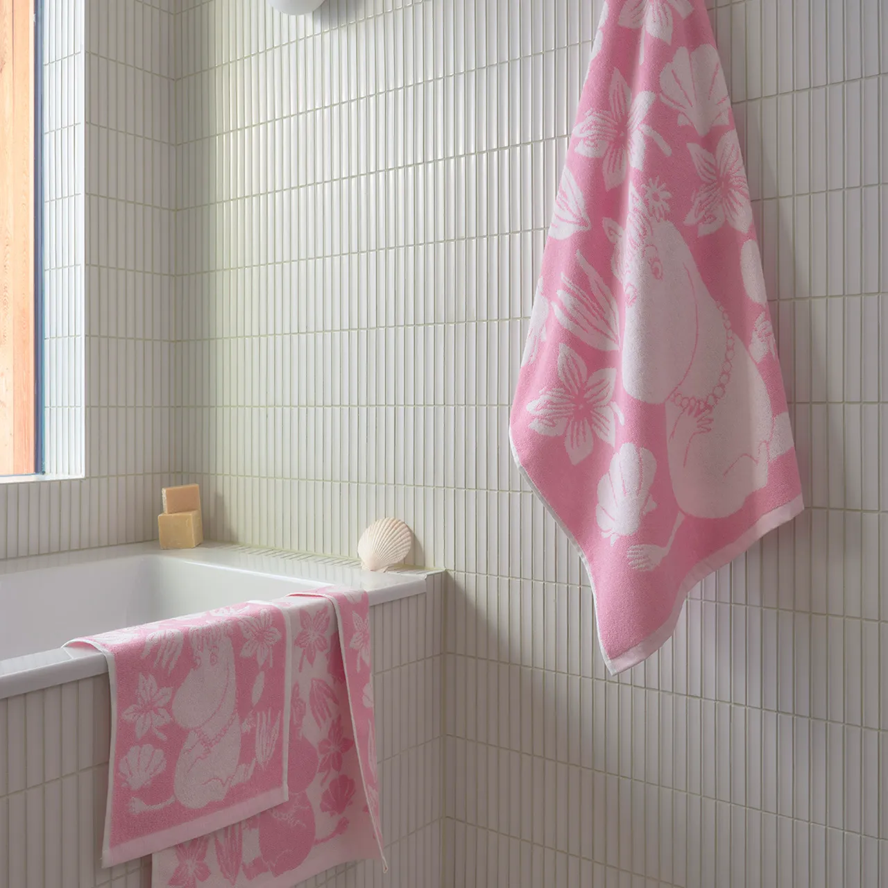 1074322_Moomin_bath_towel_70x140cm_Seashells_pink_2.jpg