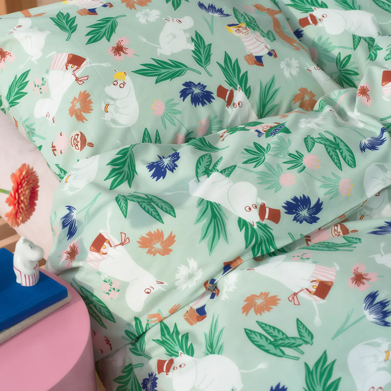 1074726_Moomin_bedset_Flower_Garden_150x210_GOTS_2.jpg