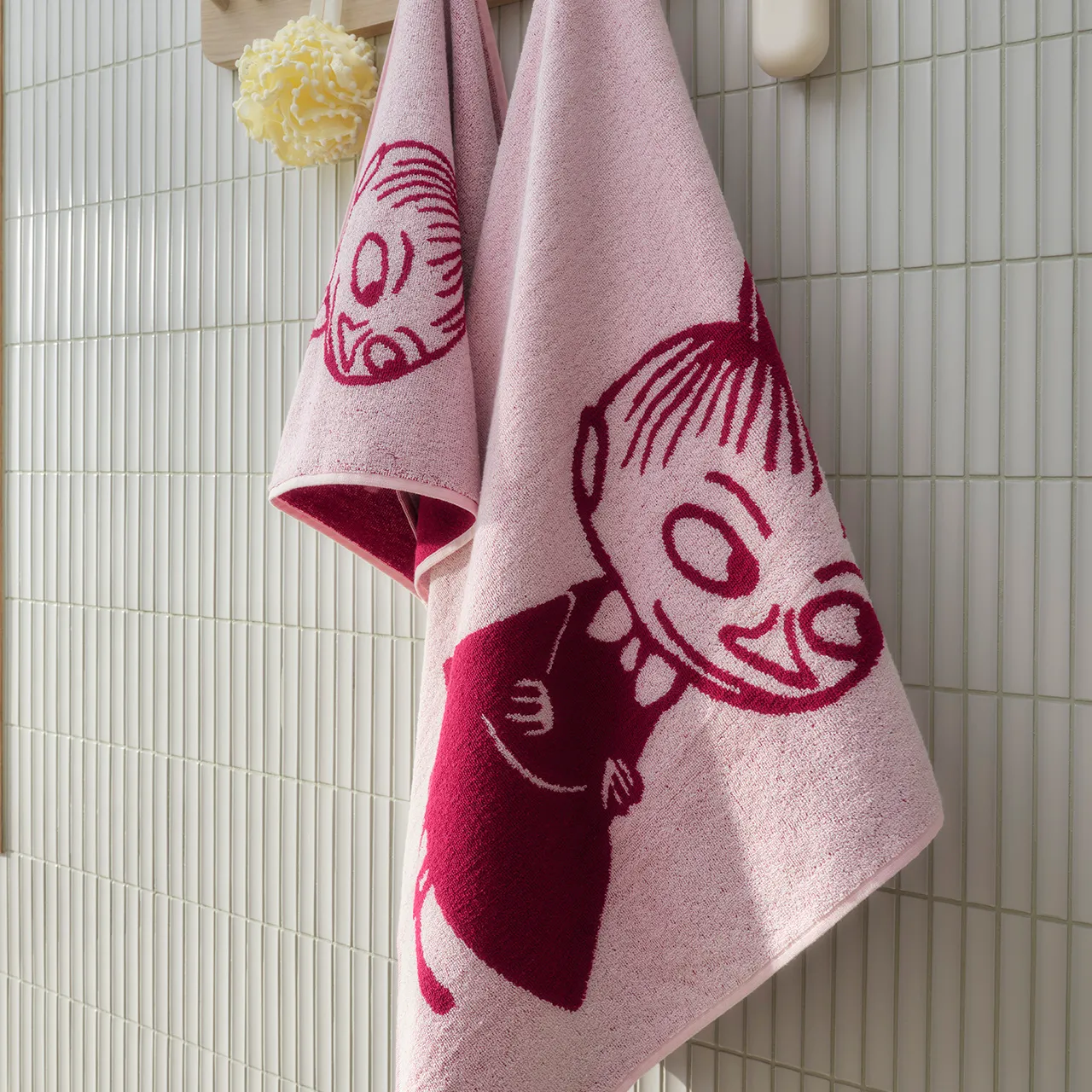 1074736_Moomin_bath_towel_70x140_Little_My_pink_2.jpg