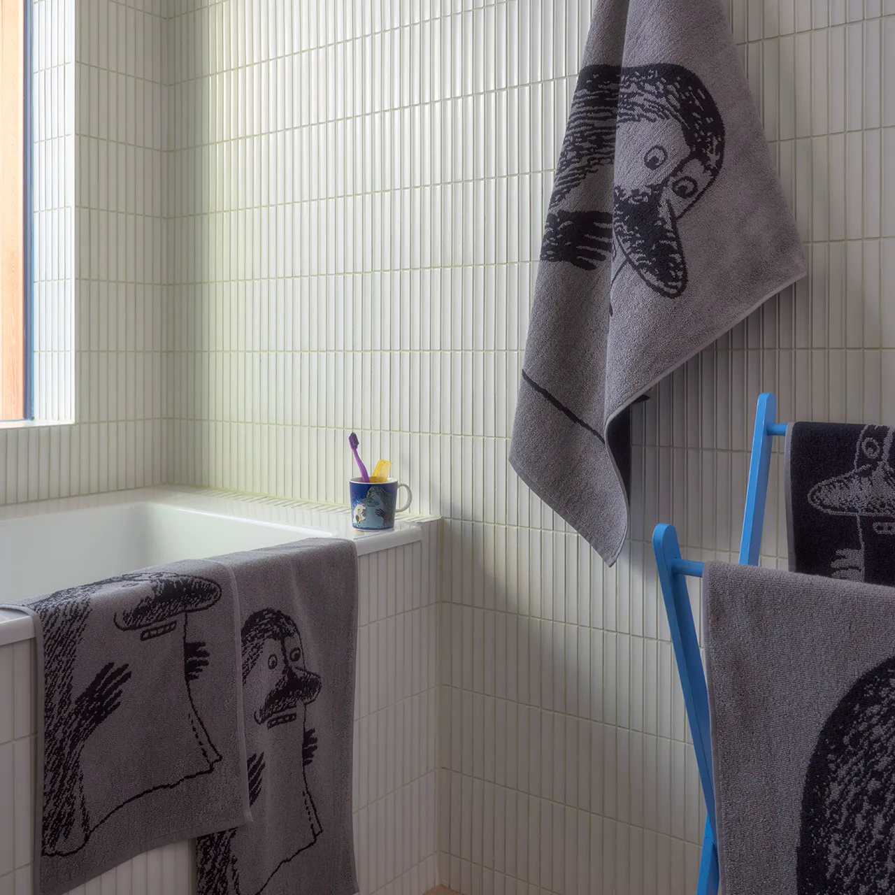 1074746_Moomin_hand_towel_30x50_The_Groke_grey_2.jpg