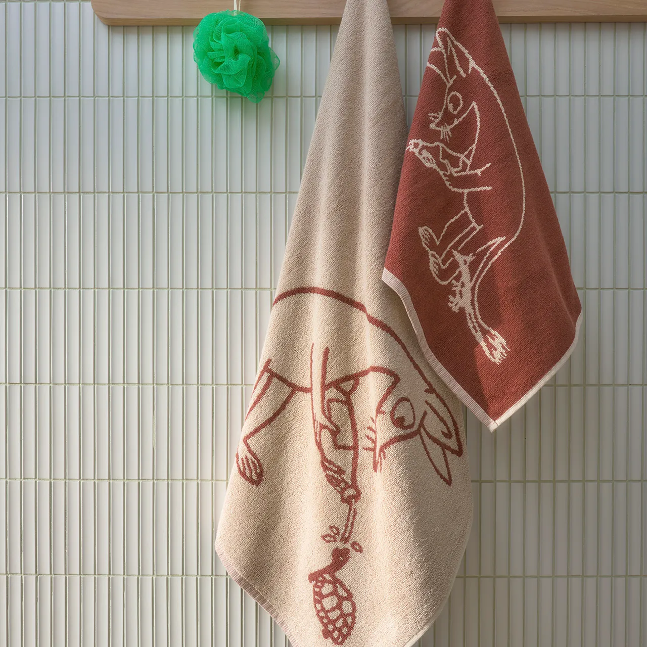 1074747_Moomin_hand_towel_30x50_The_Sniff_brown_2.jpg