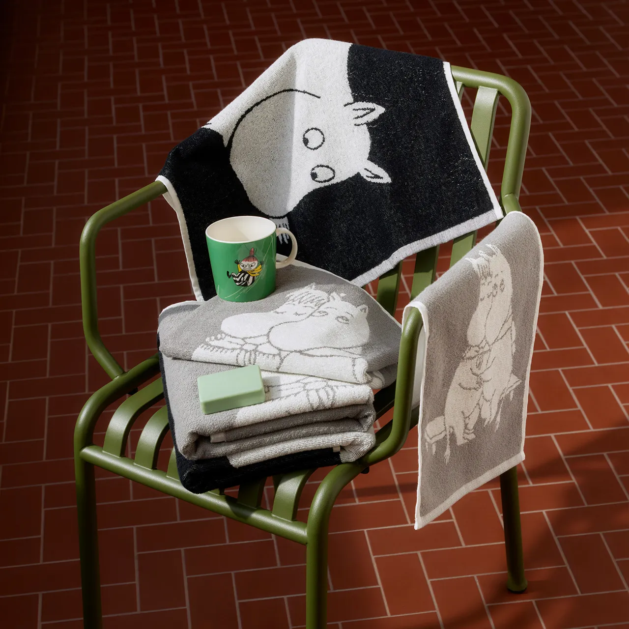 1075826_Moomin_towel_30x50_Moomintroll_Bonfire_grey_2.jpg