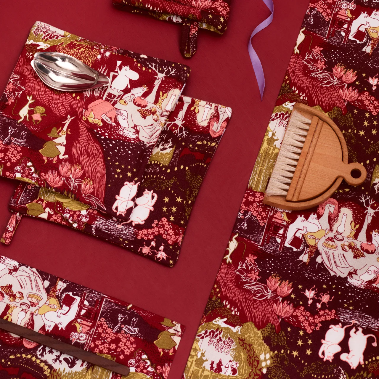 1079537_Moomin_table_runner_40x140cm_Festive_M._lifestyle_2.jpg
