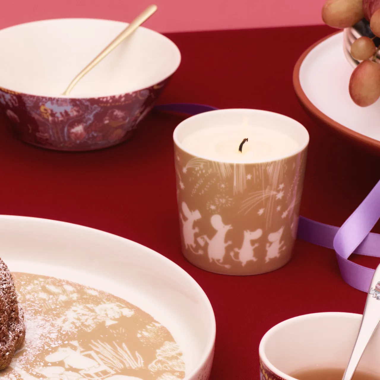 1079554_Moomin_filled_candle_Festive_Moments_lifestyle_2.jpg