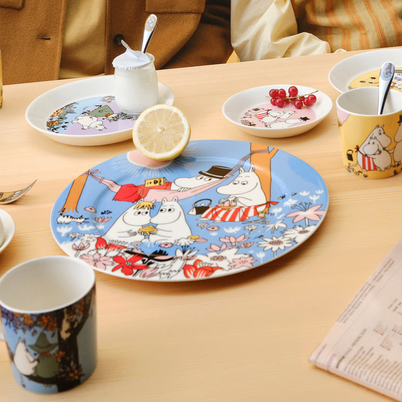 Moomin serving plate 30cm Family Time blue 80 | Moomin Arabia