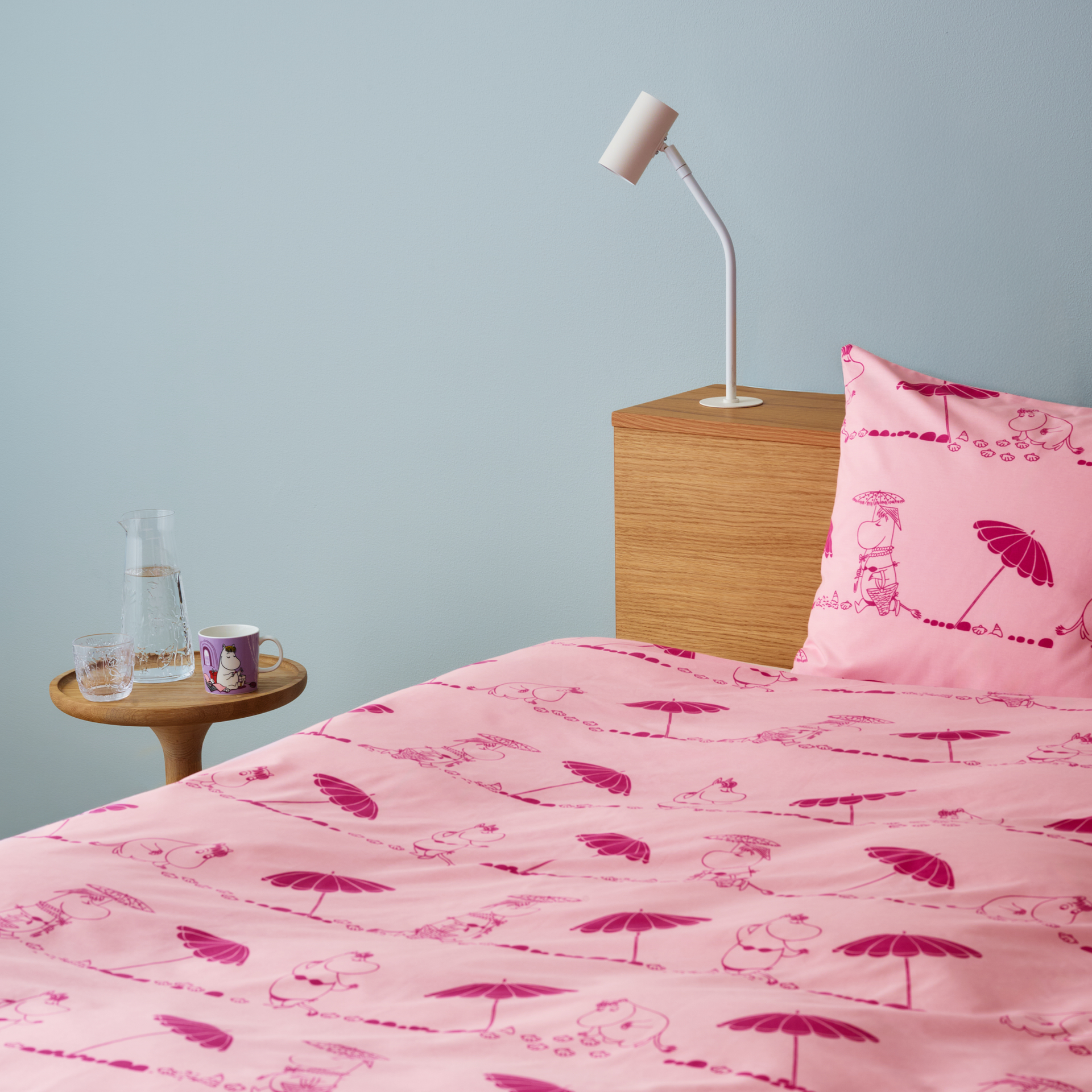 A bed made with the Moomin Gorgeous bed set.