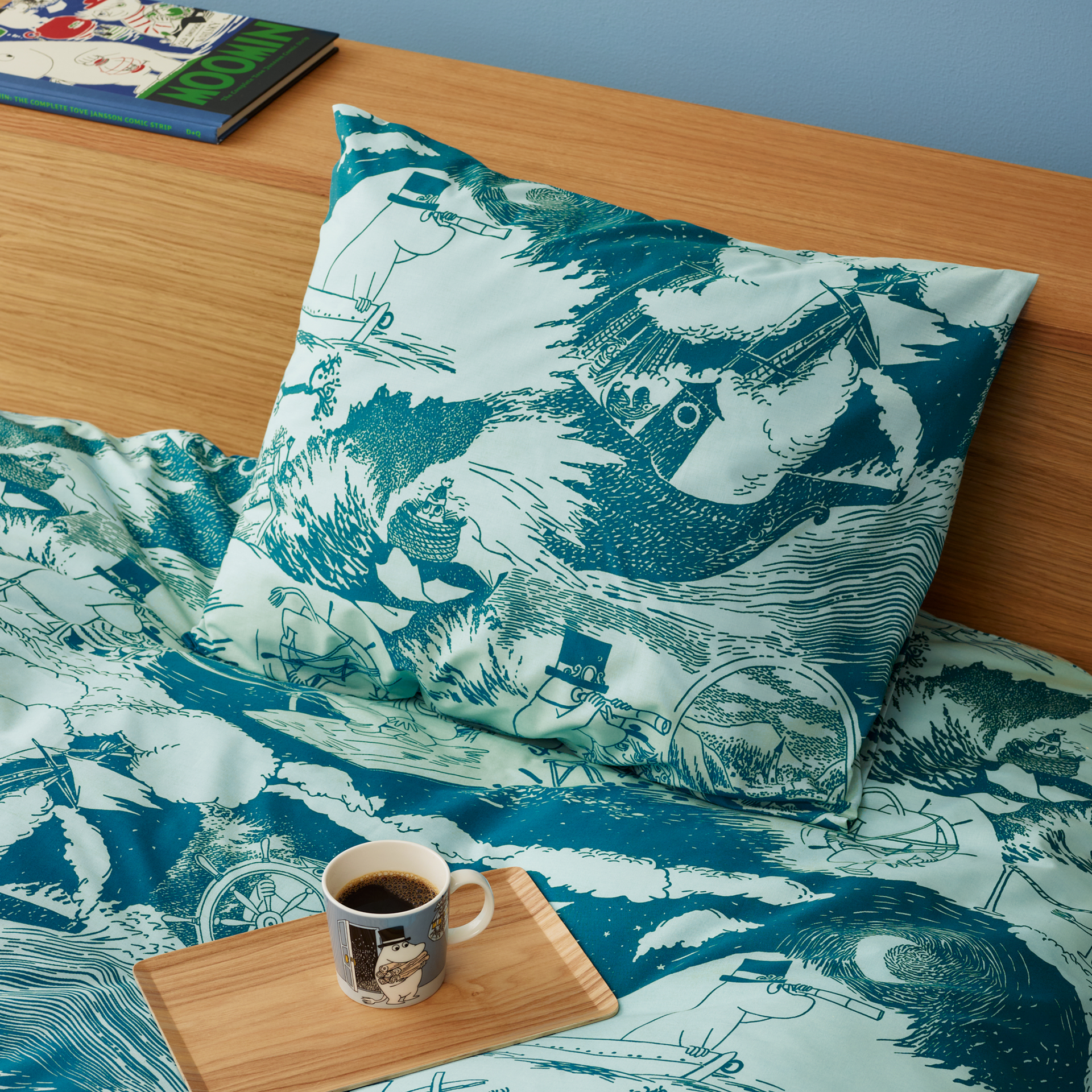 Muumi pussilakanasetti 150x210cm Purjehdus - A bed made the Moomin Sailing bed set.