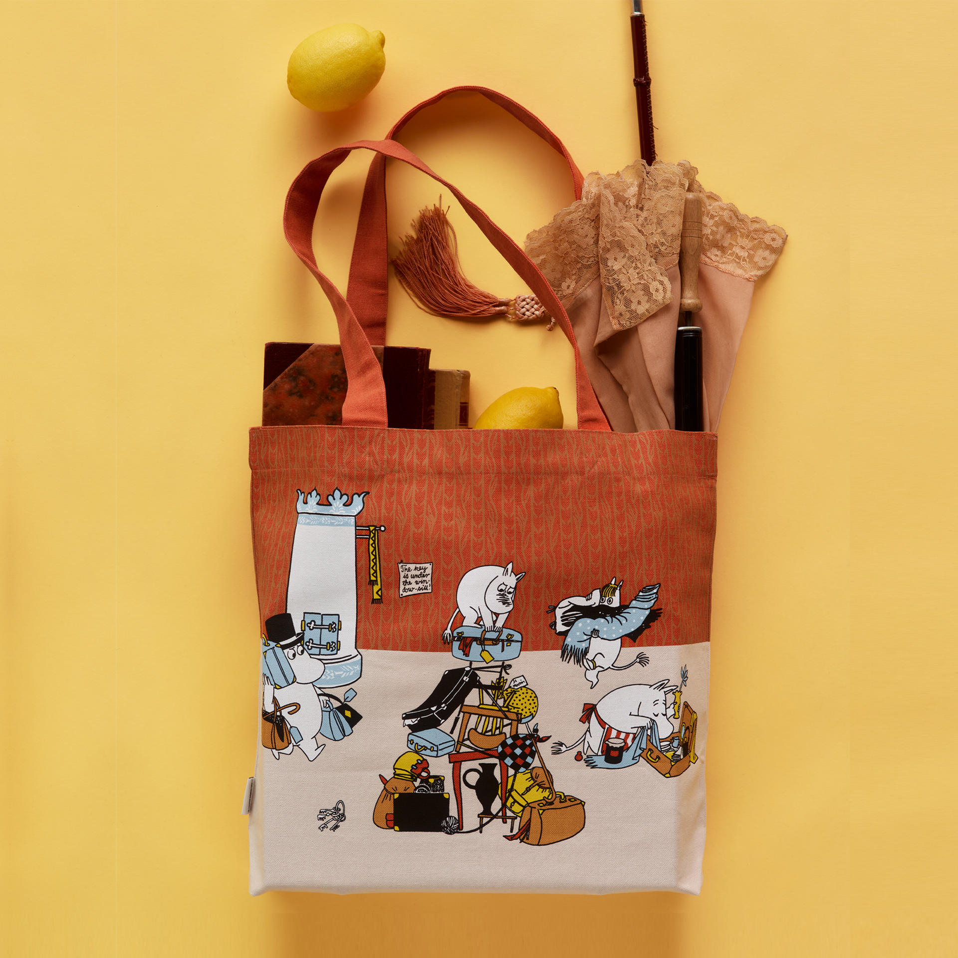 Mummi tøyveske Ferieklar - Holiday Rush tote bag on a yellow background.