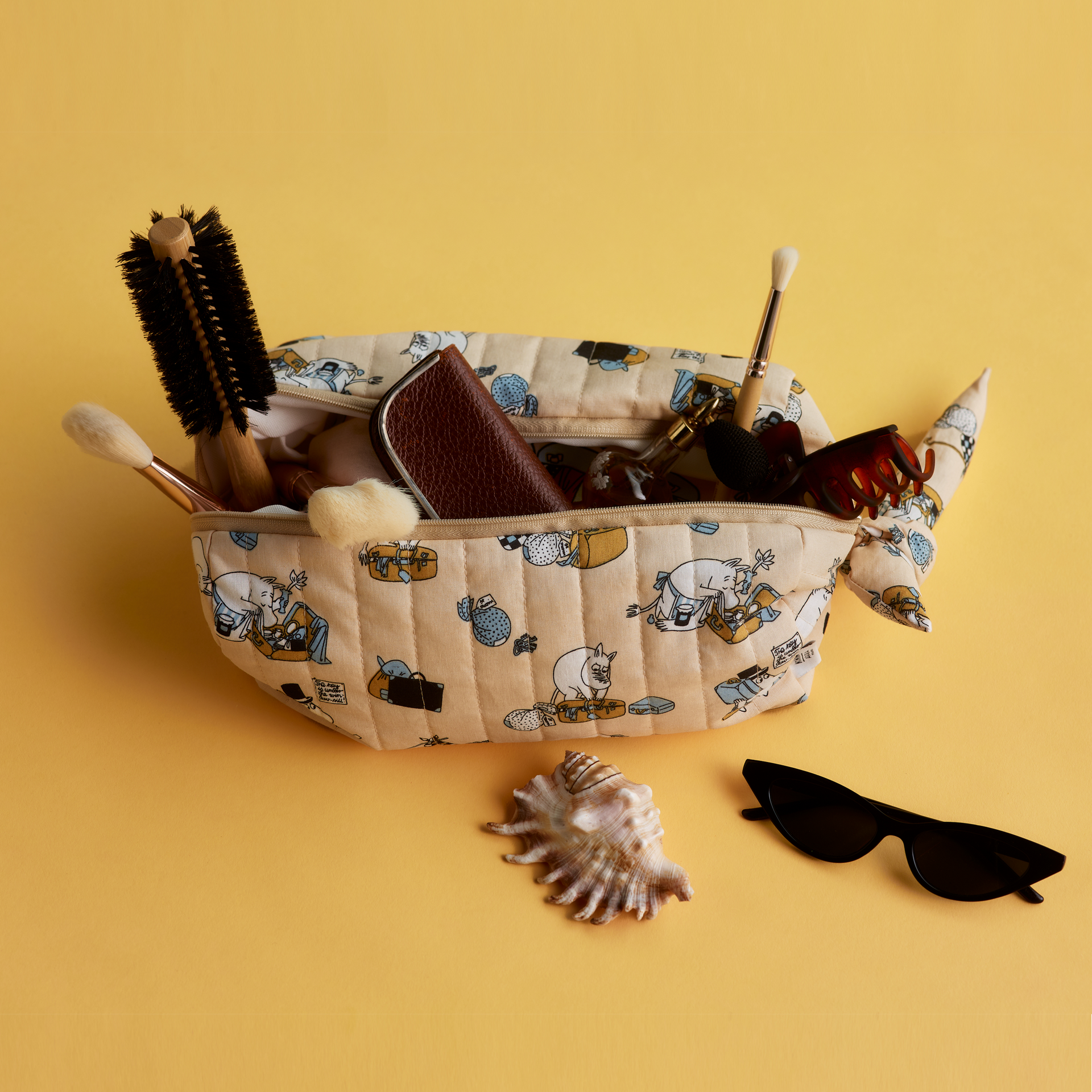 Mummi toalettmappe Ferieklar - Holiday Rush toiletry bag open with beauty products sticking out.