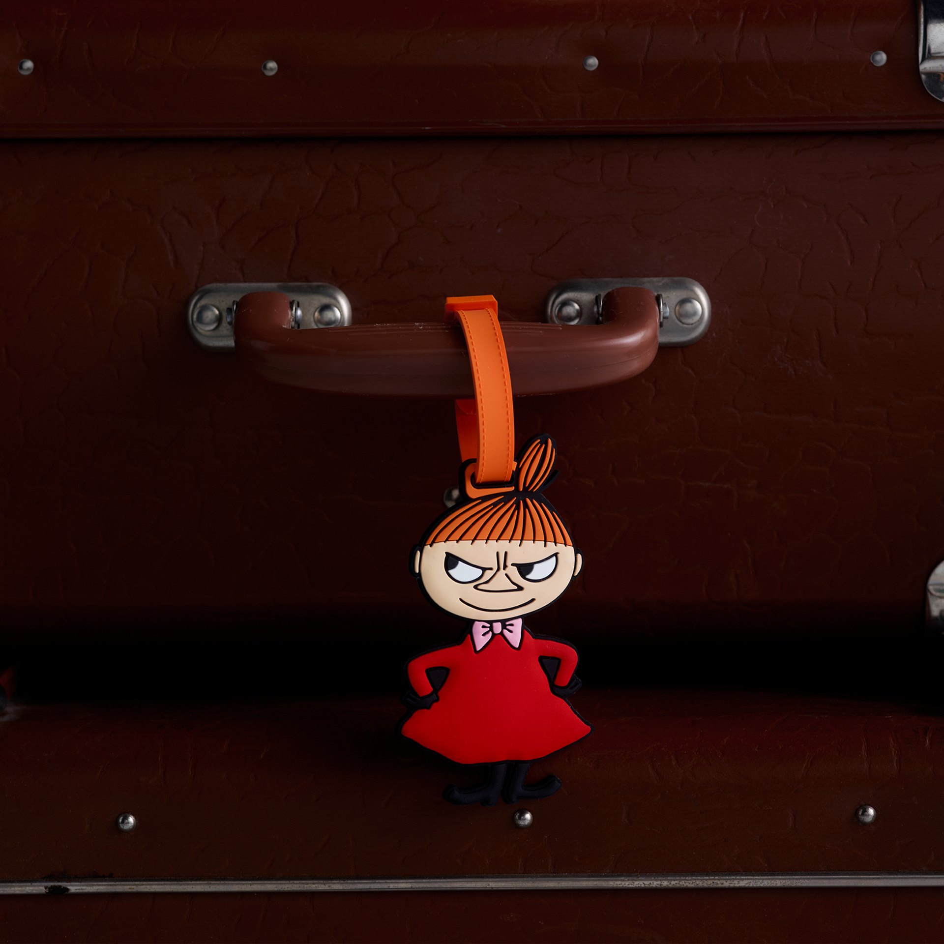 Mummi bagasjelapp Lille My - Little My luggage tag on a brown suitcase.