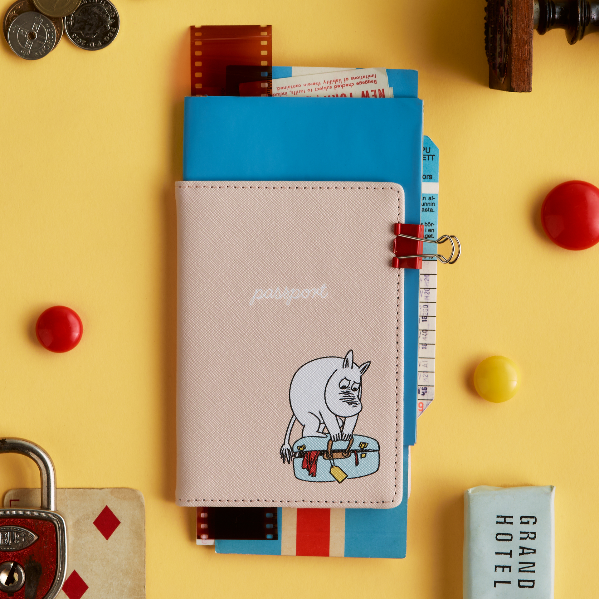 Mummi passetui Ferieklar - Holiday Rush passport holder on a yellow background with travel-themed items.
