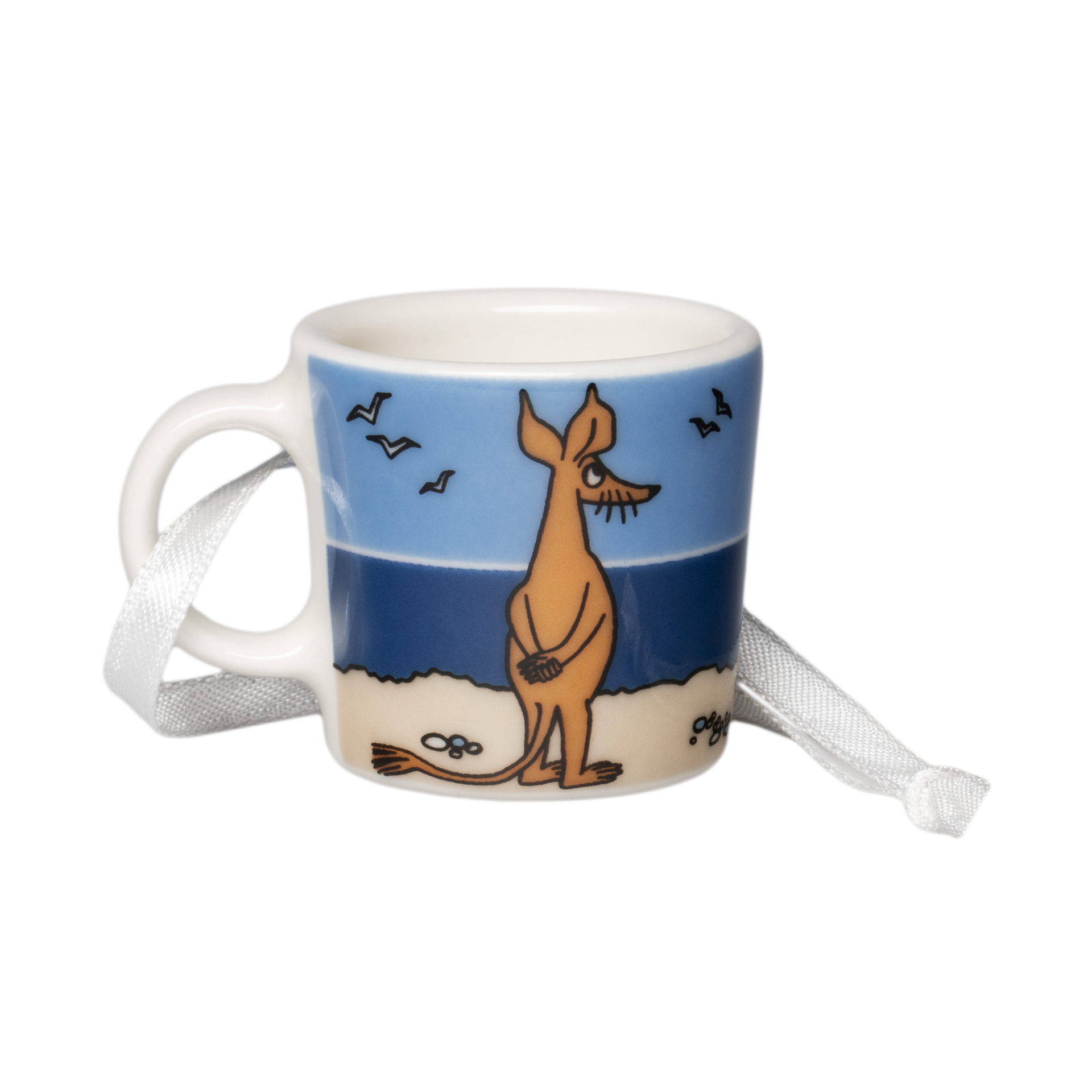 Muumi minimuki Nipsu - A small ceramic mini mug with a printed illustration of Sniff on a beach under a blue sky, with a white ribbon tied around its handle, shown on a plain white background.