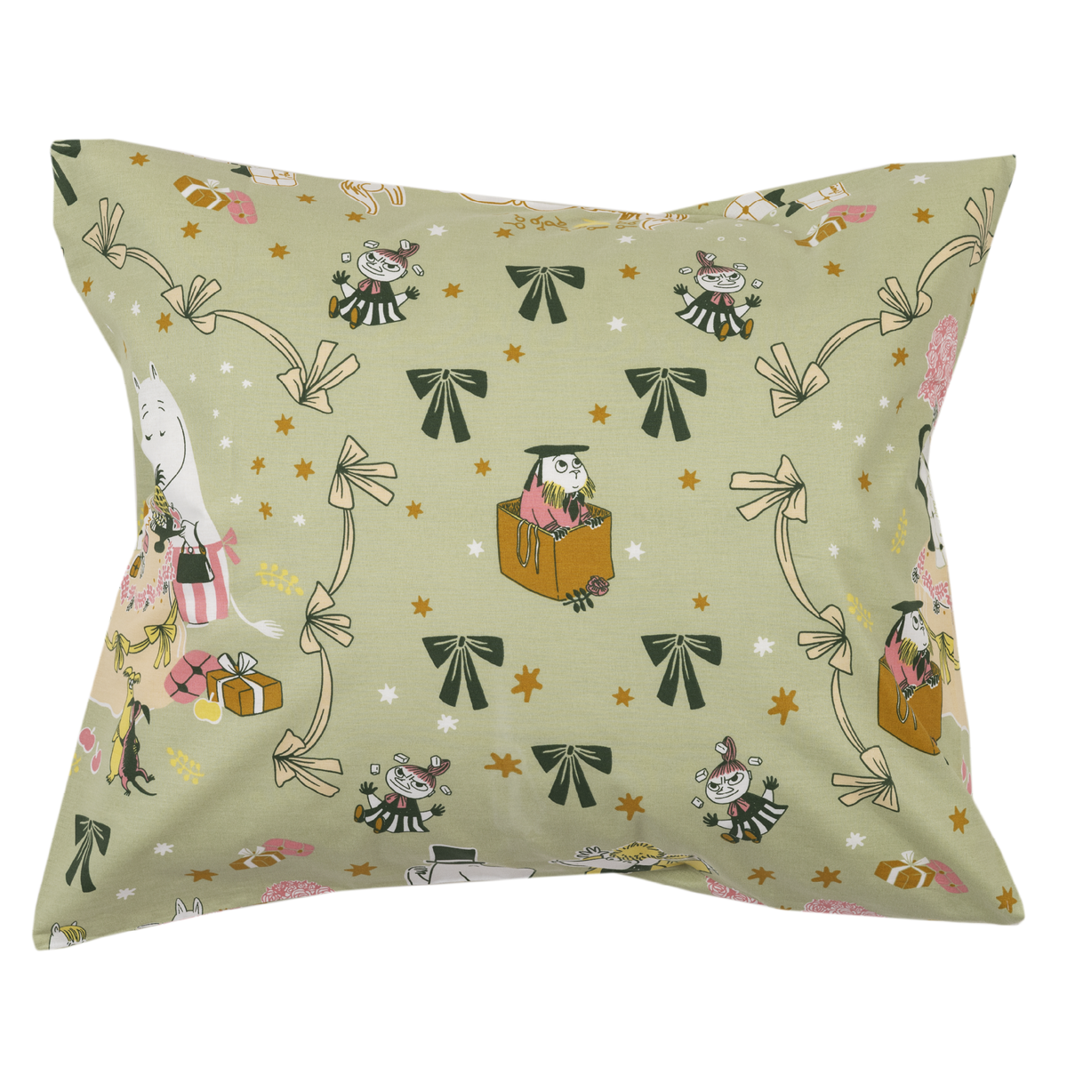 Muumi pussilakanasetti 150x210cm Lahjana Rakkaus - A pillow featuring a Gift of Love themed print on a light sage green background. The pattern includes Moomin characters in boxes, bows, stars, and gift boxes.
