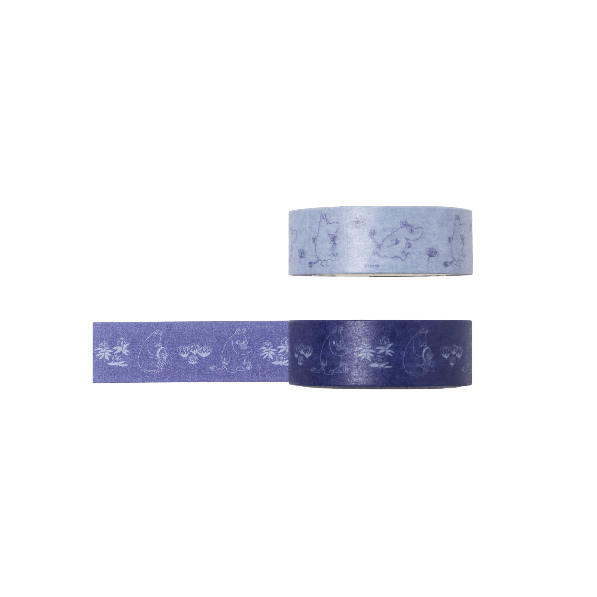 Mummi washiteip Mummitrollet 2 stk - Two rolls of decorative washi tape on a plain white background, one in light periwinkle blue and one in dark periwinkle blue, both featuring a repeating light blue illustration of Moomintroll.